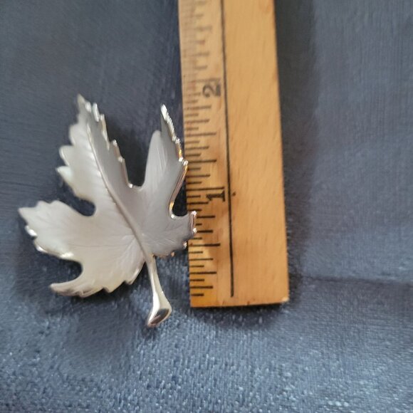 Vintage Silver-Plated Maple Leaf Brooch Pin Nature-Inspired Jewelry Piece Approx - Picture 3 of 3